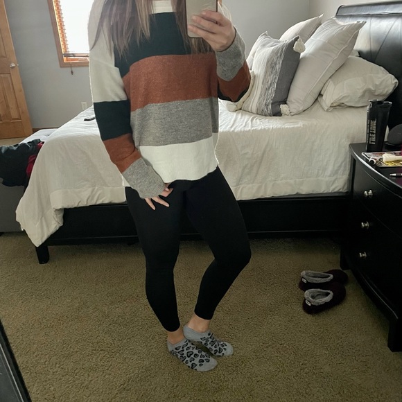 ❤️ Color block sweater from Dottie Couture small - Picture 3 of 3